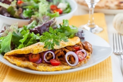 33 omlet z pieczarkami i miesem w sosie pomidorowym   © Brebca   Fotolia